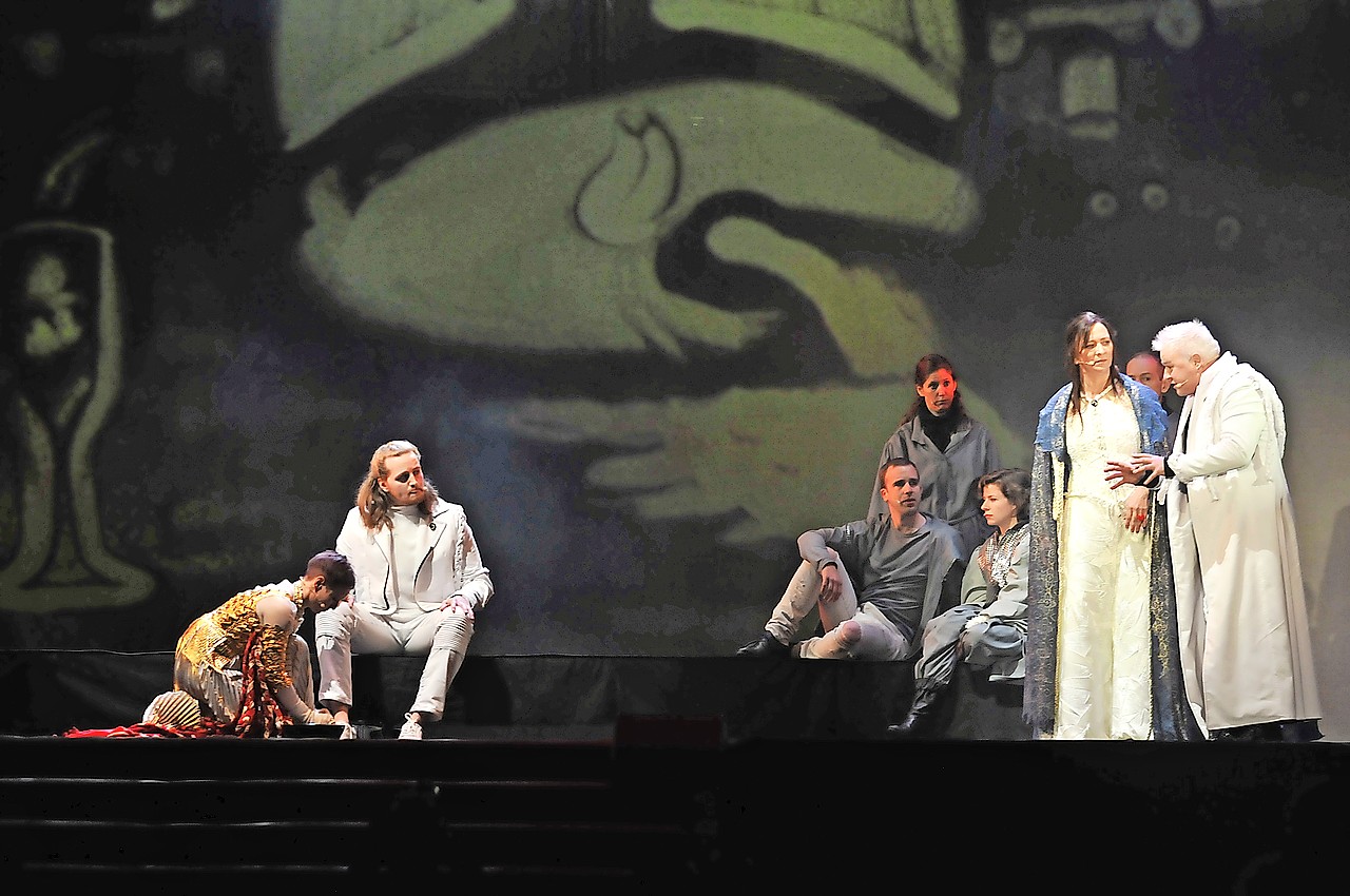 Maria Magdalena wast de voeten van Jezus, terwijl Judas in gesprek is met Maria. © Philippe Keulemans