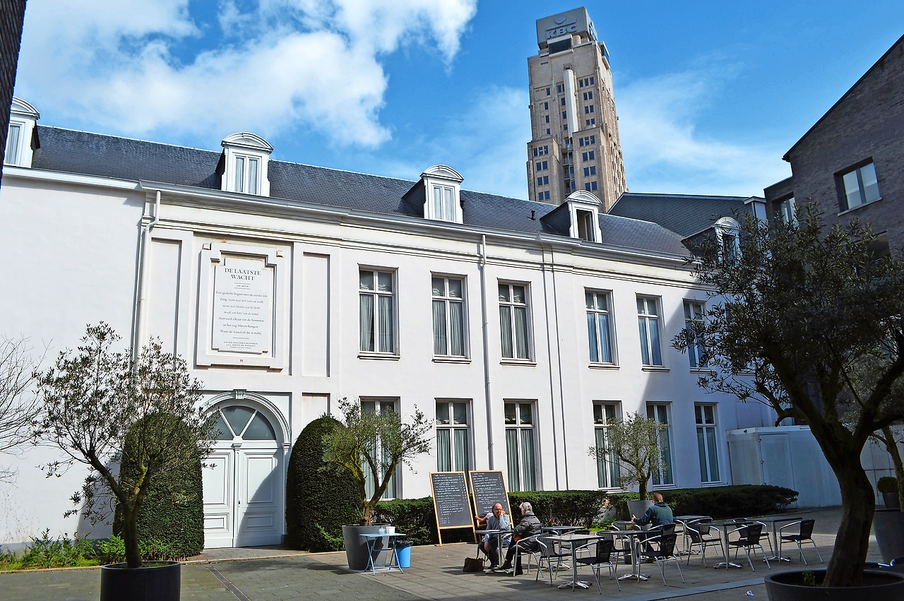 Aan de achterzijde van het bisschopshuis werd na 1993 een stadsplein aangelegd. © Erik De Smet