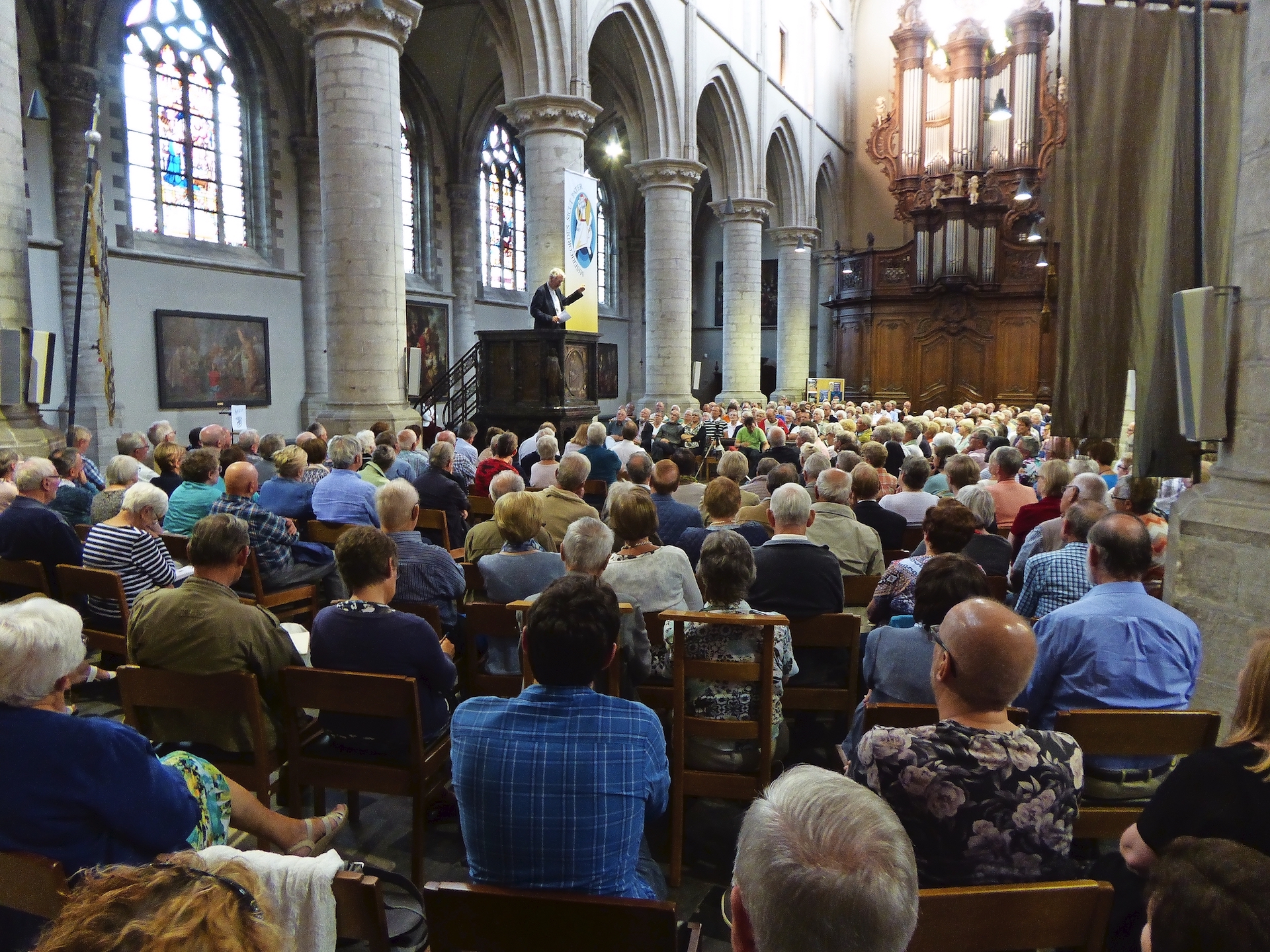 De preekstoel van de Sint-Waldetrudiskerk in Herentals (hier met bisschop Van Looy) wordt terug gebruikt. © Heilige Huisjes