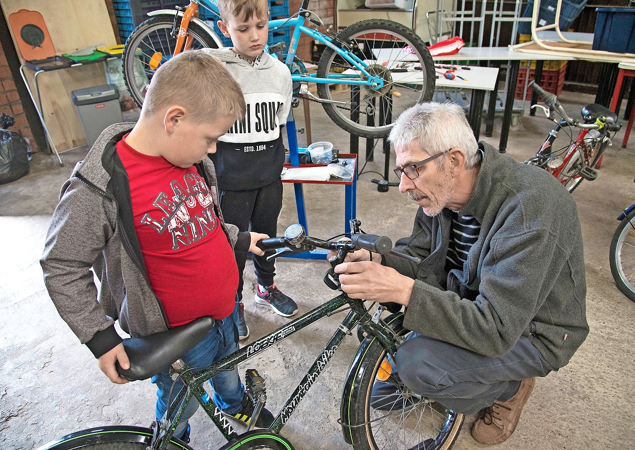 Vrijwilliger Karel neemt een fiets onder handen in de ‘fietsbieb’ in Mol. © Bert De Deken