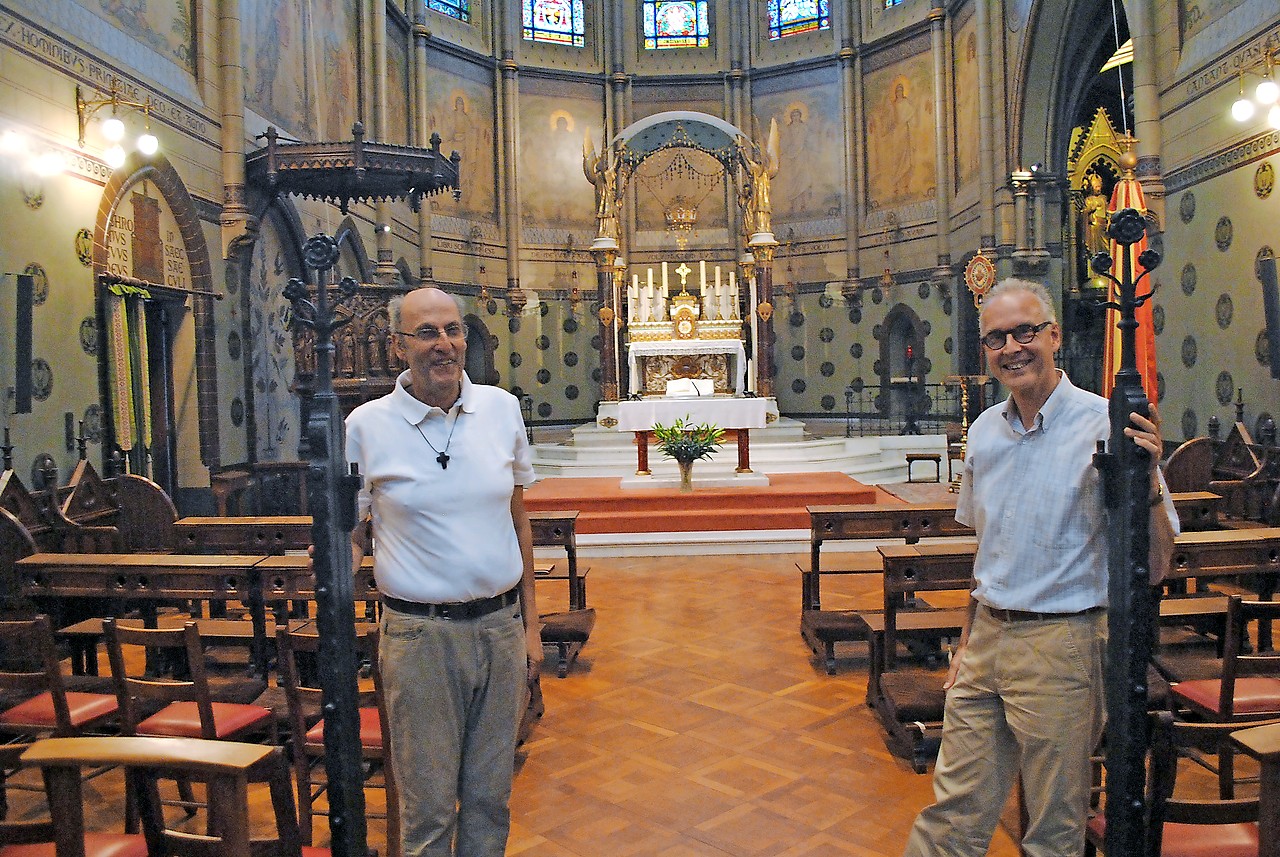 Robert Celis (links) en Philippe Van der Sande bij het hek dat de zusters scheidde van de kerkgangers. © Filip Ceulemans