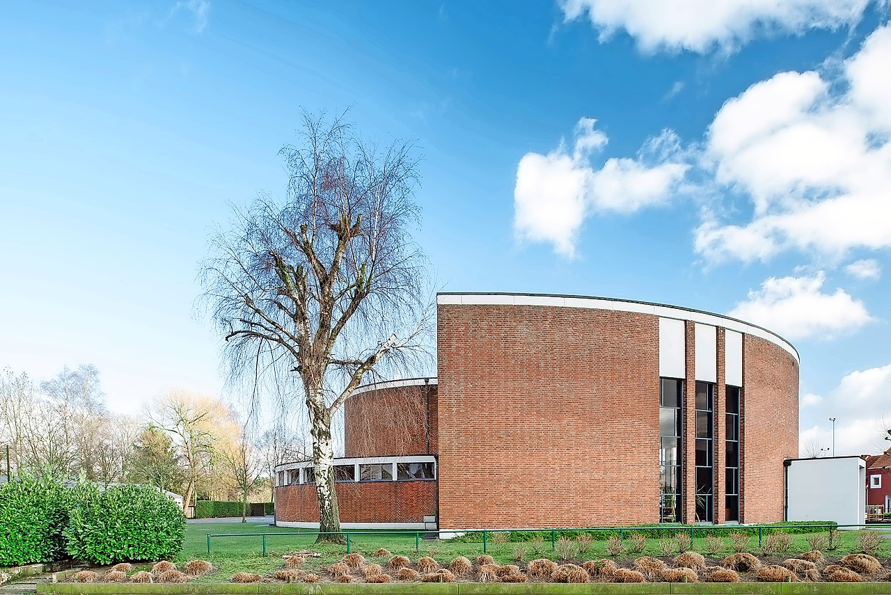 De Sint-Franciscus van Assisikerk in Turnhout valt op door haar ronde vorm. © Olmo Peeters