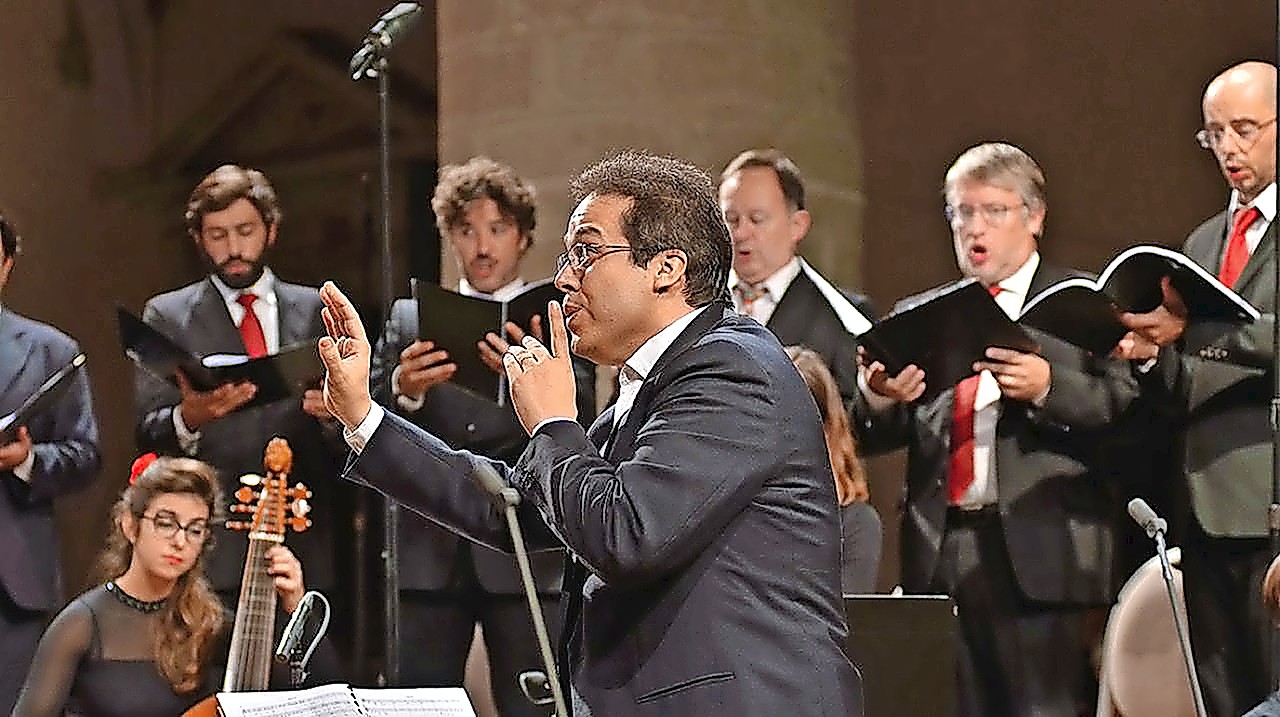 Stilte en abdijleven gaan samen, lijkt ook dirigent Leonardo Garcia Alarcon te beseffen. © Festival van Vlaanderen