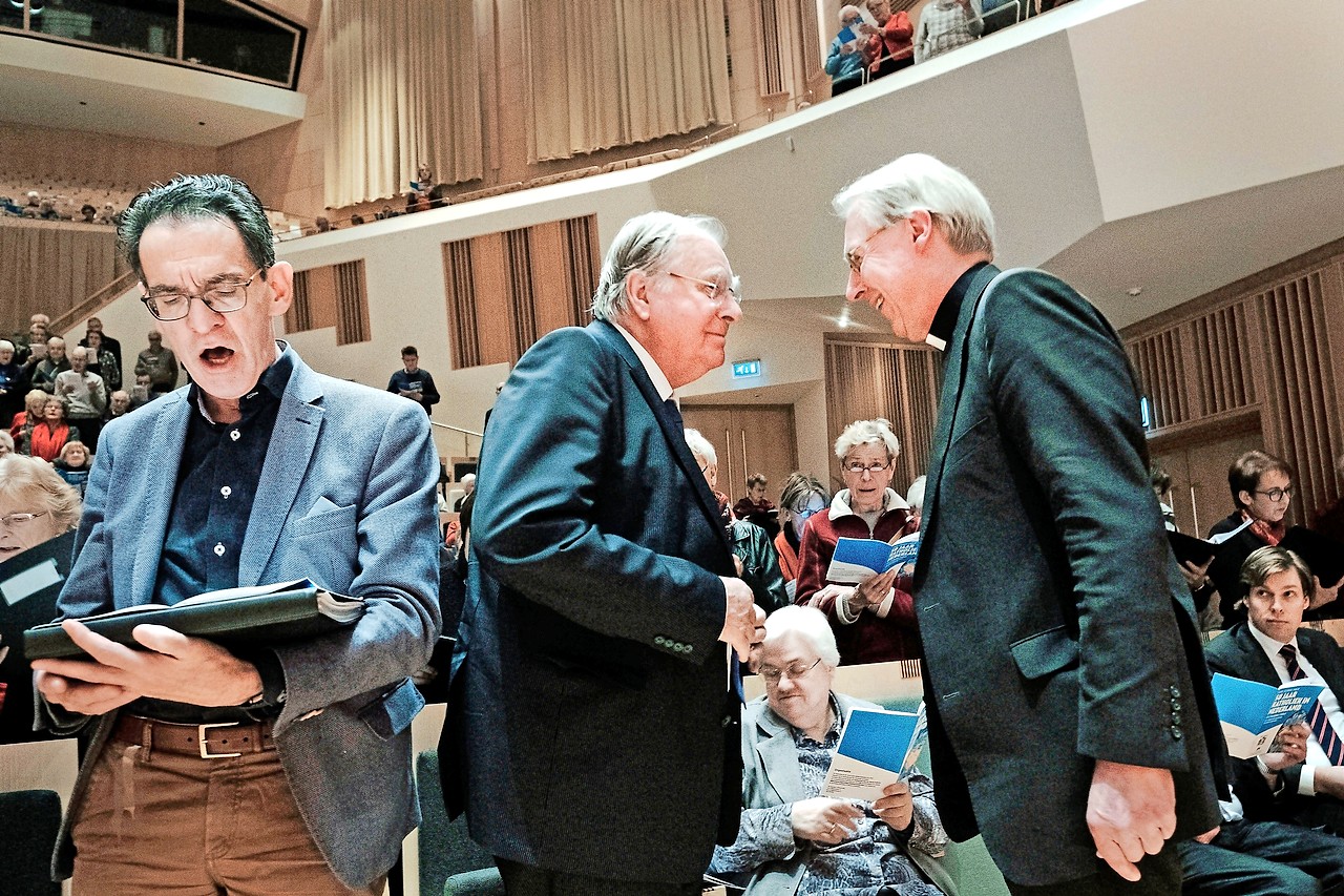 Huub Oosterhuis (midden) tijdens Katholiek Nederland Zingt in Eindhoven. © Merlin Daleman