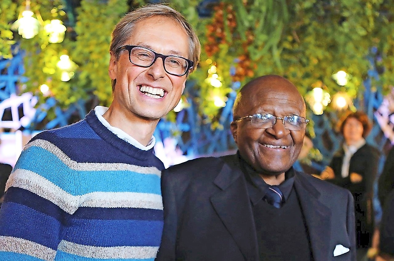 Jan De Cock met Desmond Tutu van wie hij heel wat opstak. © Jan De Cock