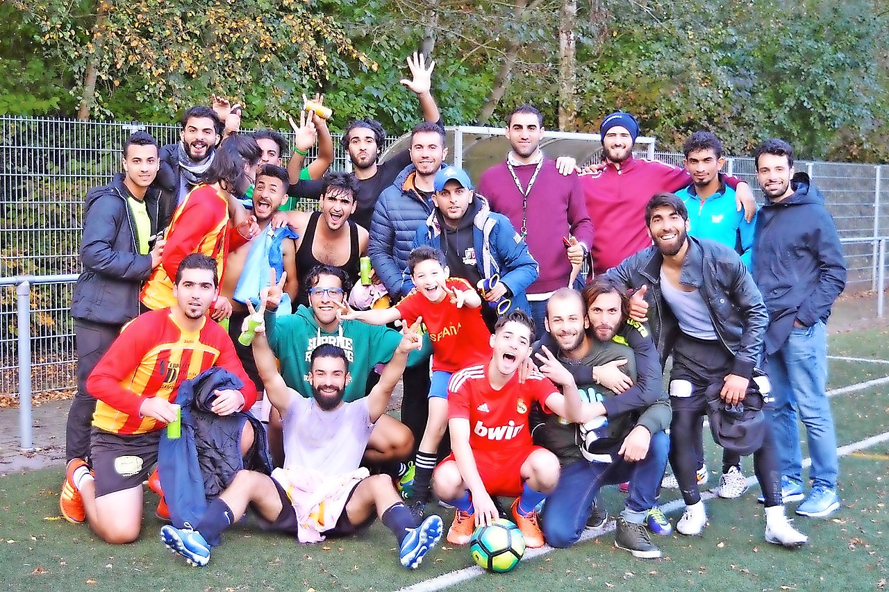 Voor de voetballende vluchtelingen is hun ploeg meer dan alleen maar voetbal. © RFC Syriana