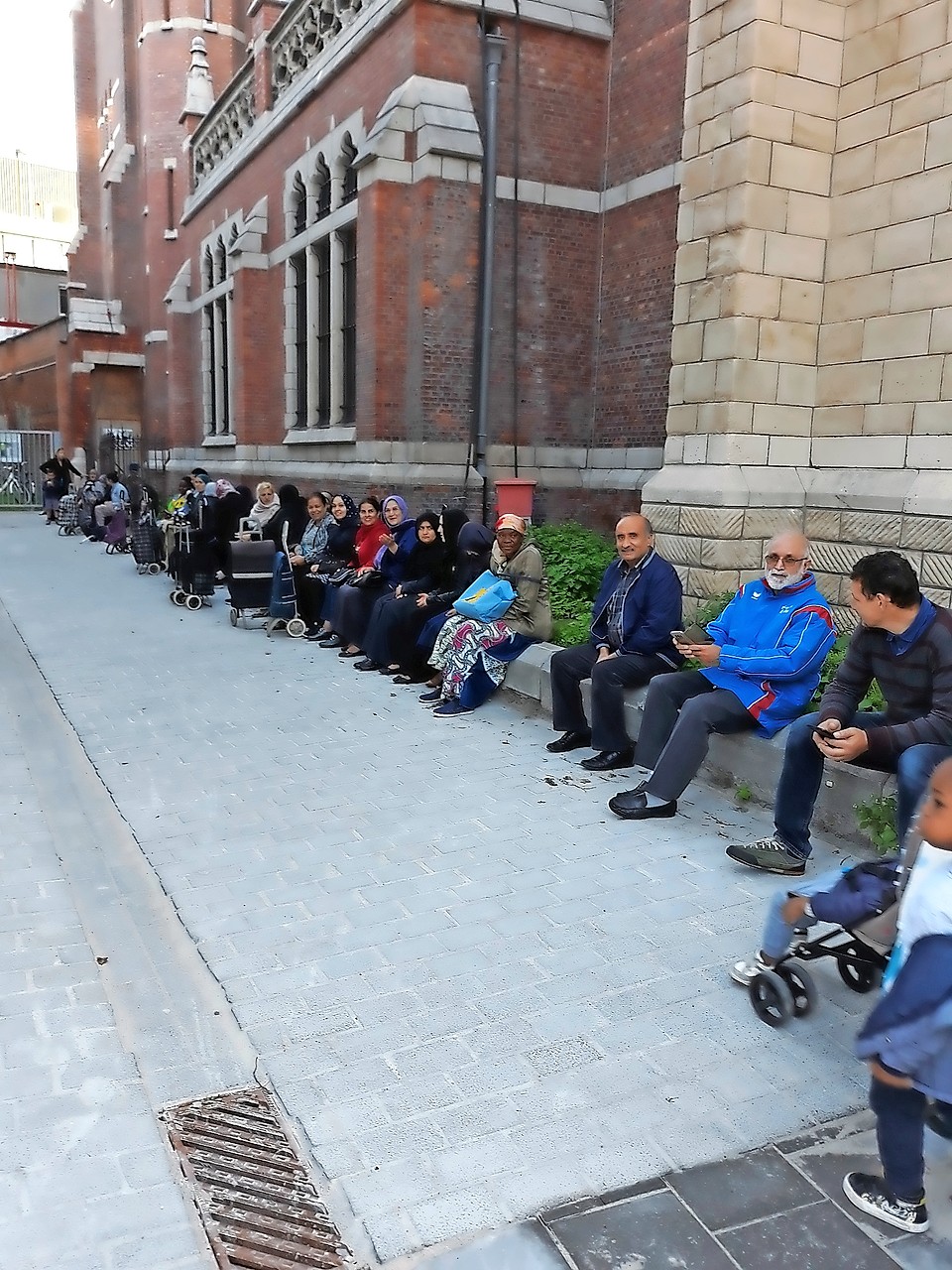 Geduldig wachten de gasten voor de Sint-Antoniuskerk in Antwerpen. © Chris Van en Poel