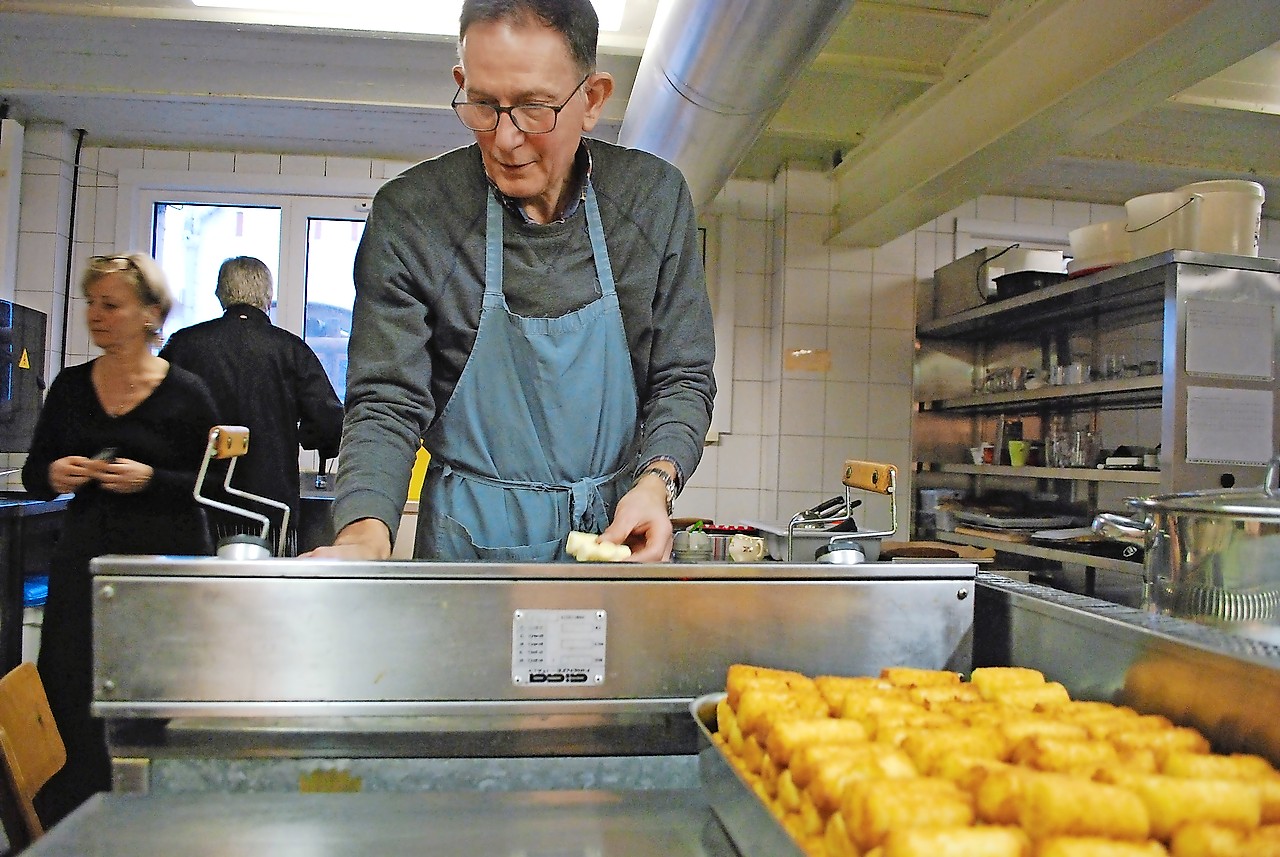 Vrijwilligers zijn druk in de weer met de voorbereiding van de volkskeuken. © Filip Ceulemans