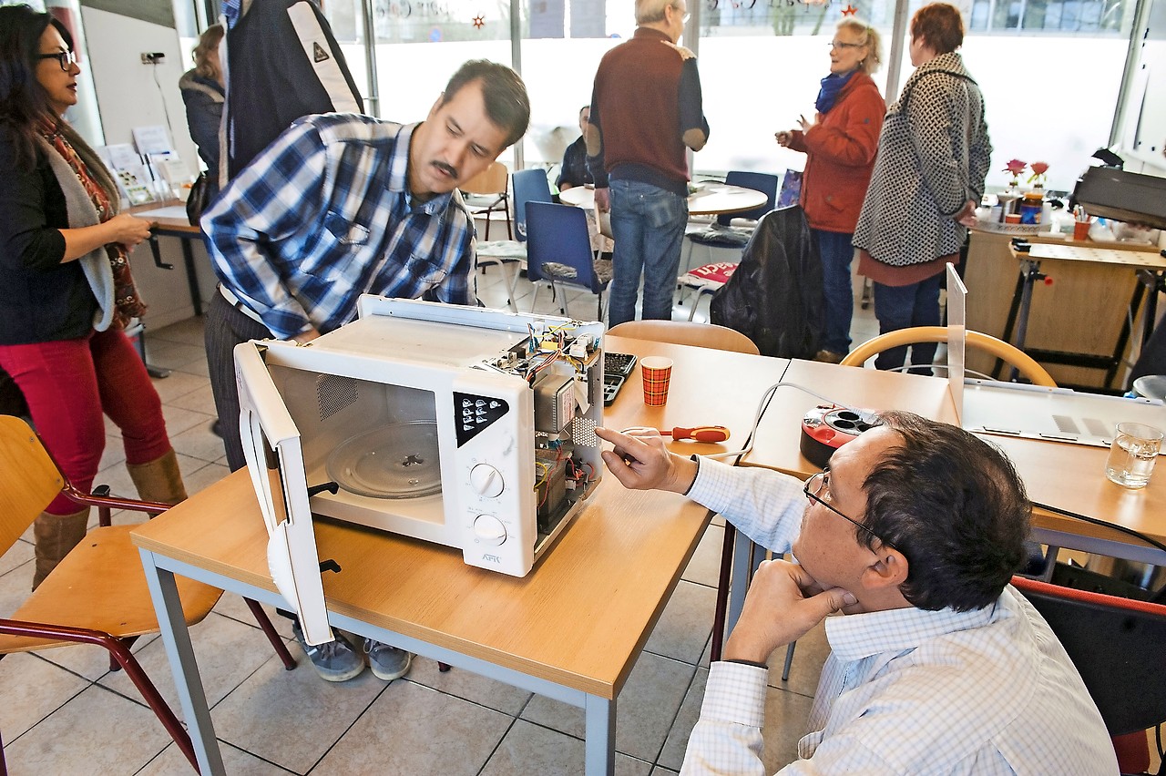 Kleine elektrische huishoudapparaten zijn populair in de repaircafés, waar vrijwilligers ze herstellen. © Repaircafé