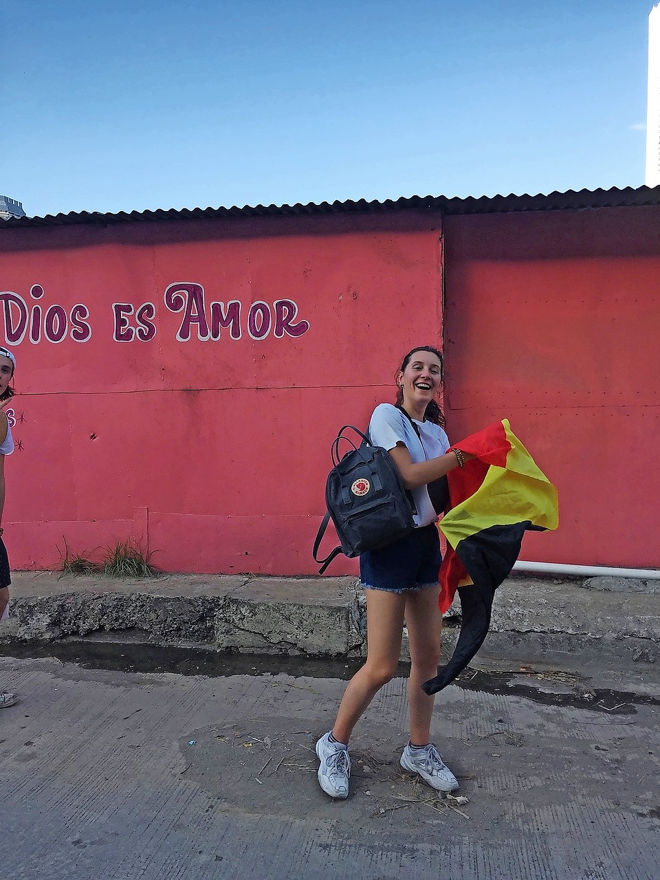 Leni Rutten voor een toepasselijke graffiti in Panama. © Julie Verheyen