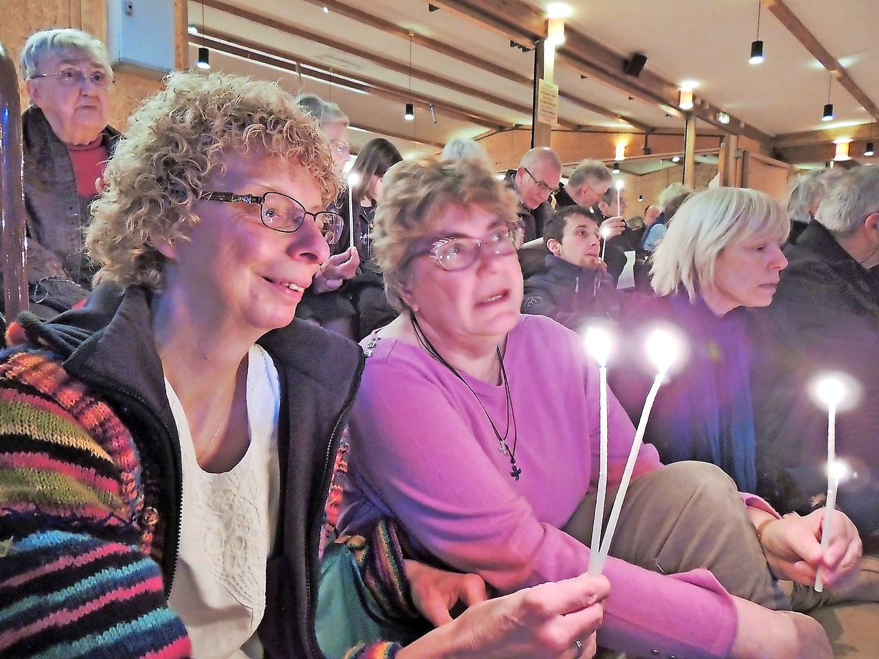 Liesbeth Philips (links) geniet van de sfeer tijdens een viering in Taizé. © Willy Dejongh