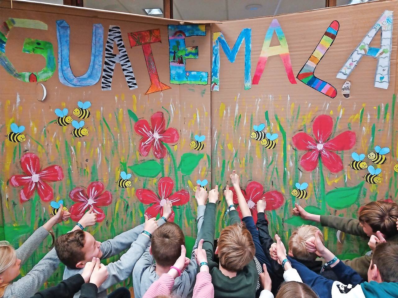 De leerlingen van basisschool Immaculata werken enthousiast aan een decor. © Sonja Gorrens