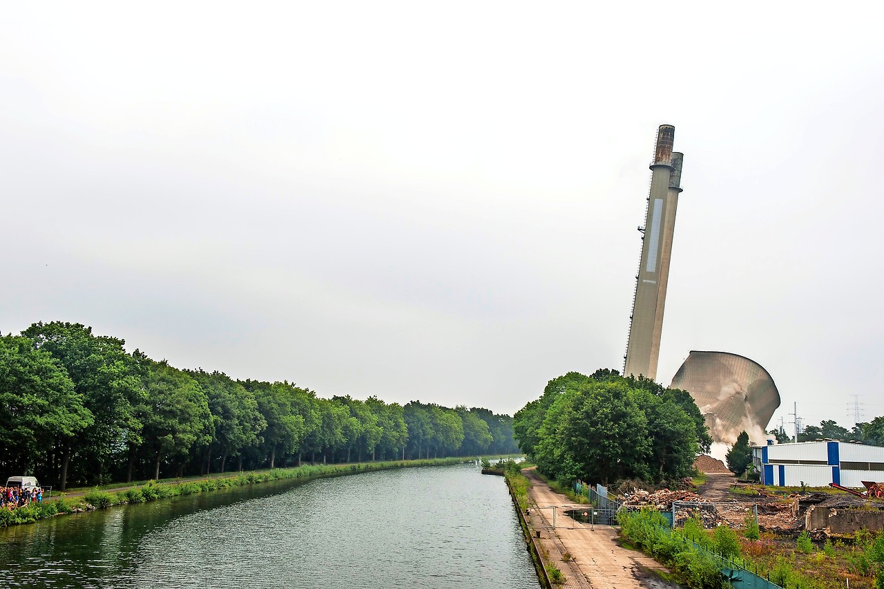 De afbraak van de koeltoren van de Electrabelsite staat symbool voor de achteruitgang van Mol-Donk. © Jonas Roosens