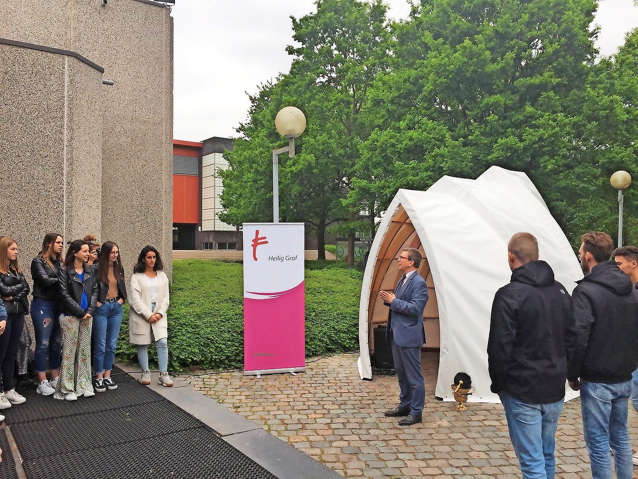 Met de inwijding door pastoor Tom Schellekens en een Light up the blok namen de studenten hun kapel in gebruik. © Lieve Gios