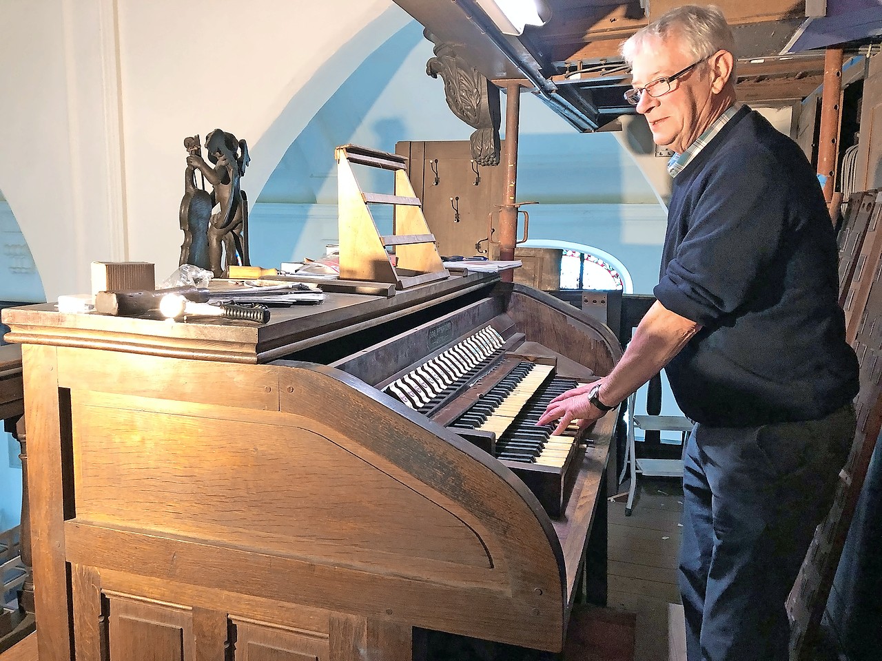 Orgelbouwer Chris Riddy speelt al twee jaar tijdens de zaterdagavondmis. © Patrick Verstuyft