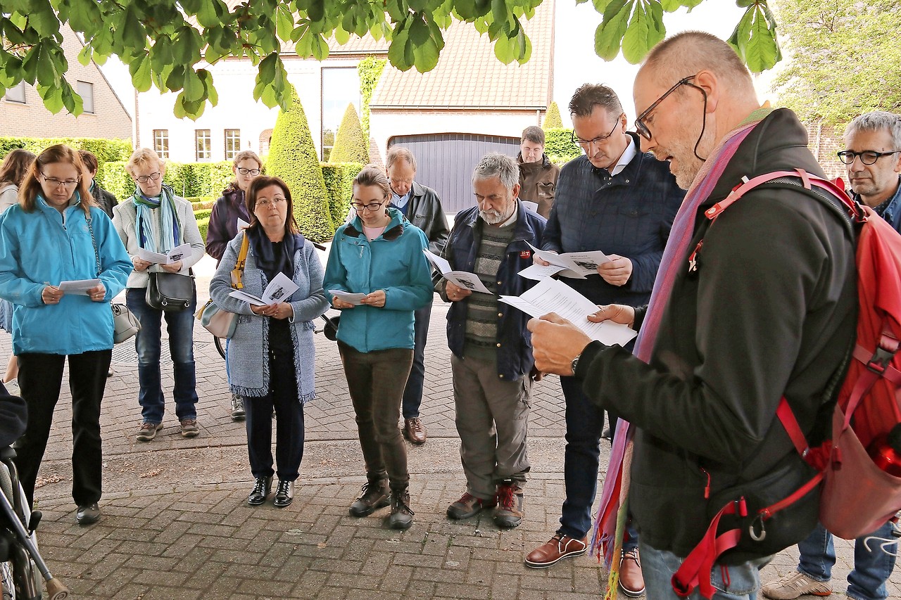 In de meimaand nam de gebedsgroep de gemeenschap op sleeptouw langs plaatselijke Mariakapellen. © De Derde Dag