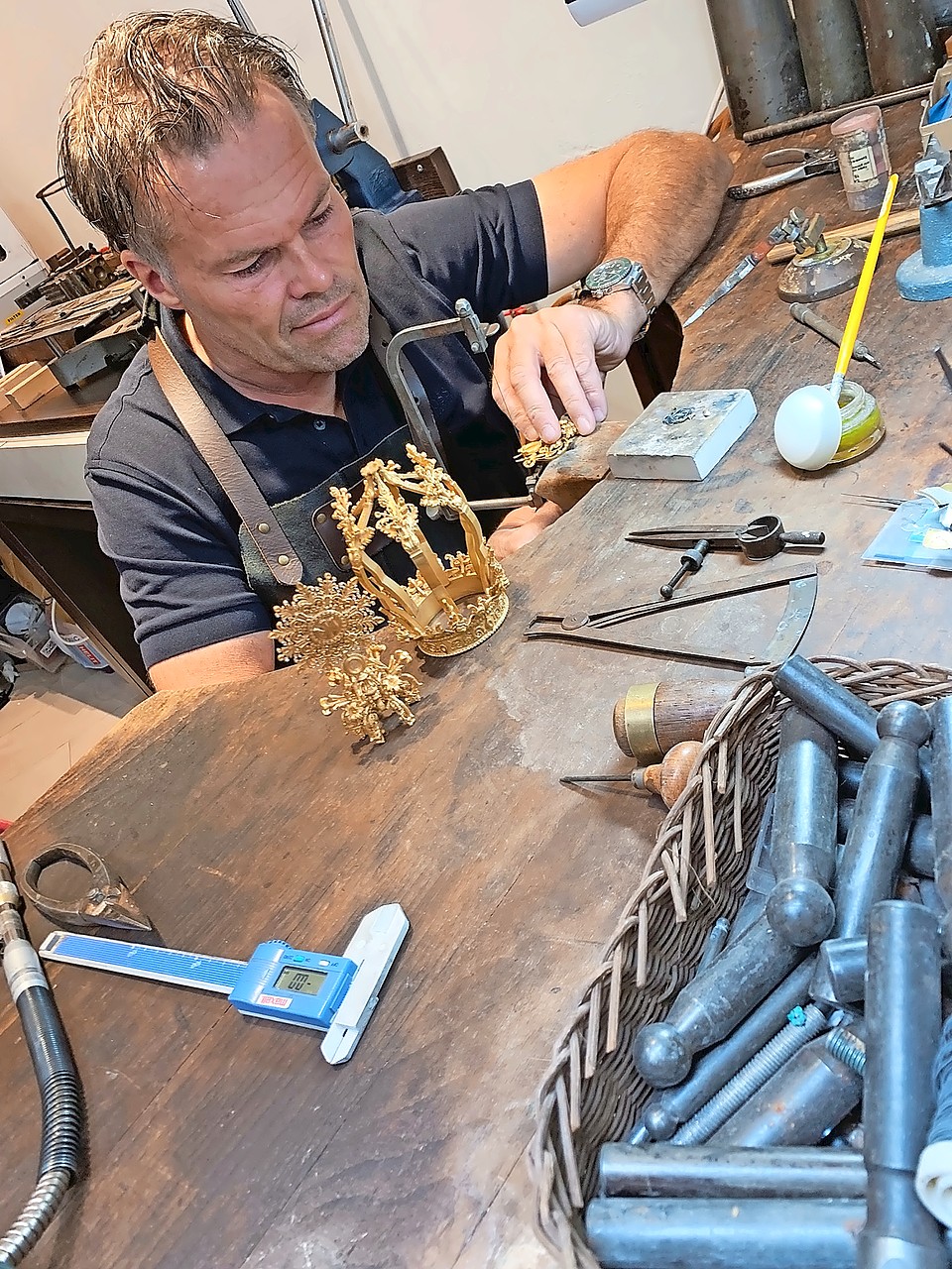 Edelsmid aan het werk aan de kroon voor de replica van Maria’s genadebeeld. © Didier Verhille