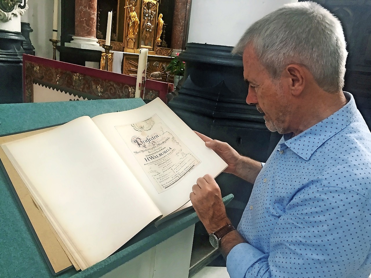 Walter Geluyckens bladert door de replica van het guldenboek. © Filip Ceulemans