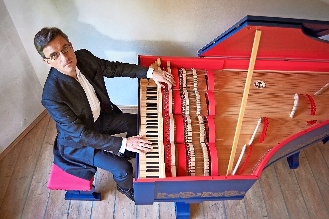 Slawomir Zubrzycki bespeelt de door hem gereconstrueerde viola organista in Tongerlo. © Festival van Vlaanderen Kempen