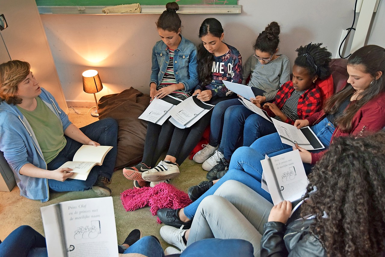 In een gezellig hoekje op school maken kinderen kennis met grote literatuur. © Dirk Terryn