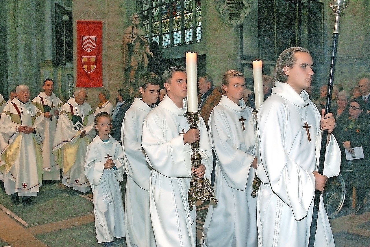 De aanwezigheid van misdienaars maakt een viering feestelijker. © Filip Ceulemans