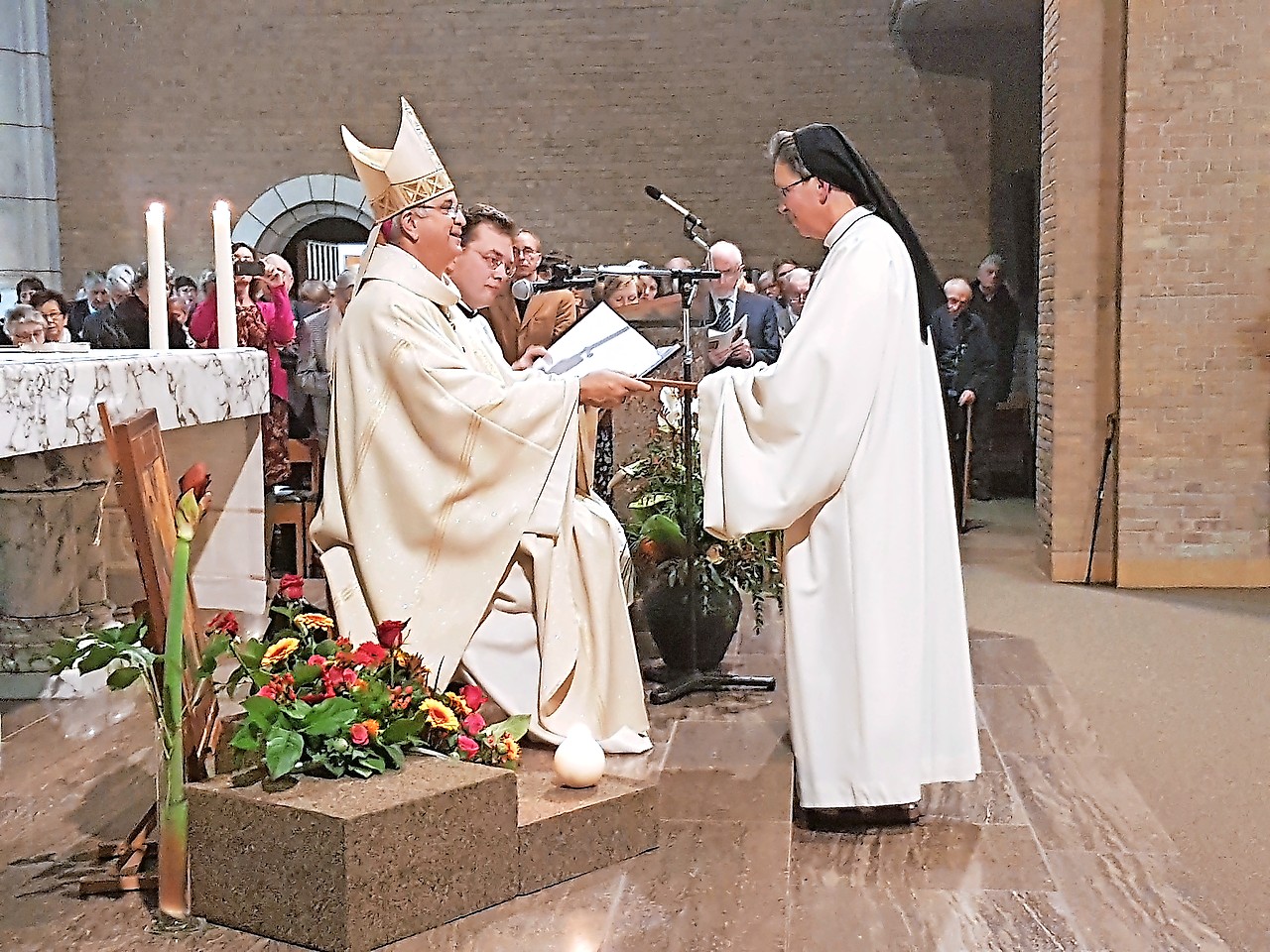 Mgr. Bonny zegent zuster Katharina tot abdis van de abdij van Brecht. © Ilse Van Halst