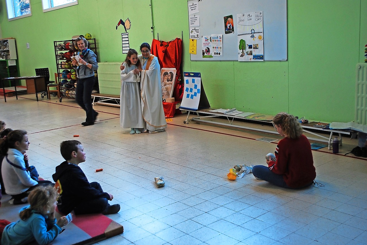 Tijdens de repetities leven jongeren en kinderen uit Kapellen zich al helemaal in hun rol in. © Filip Ceulemans