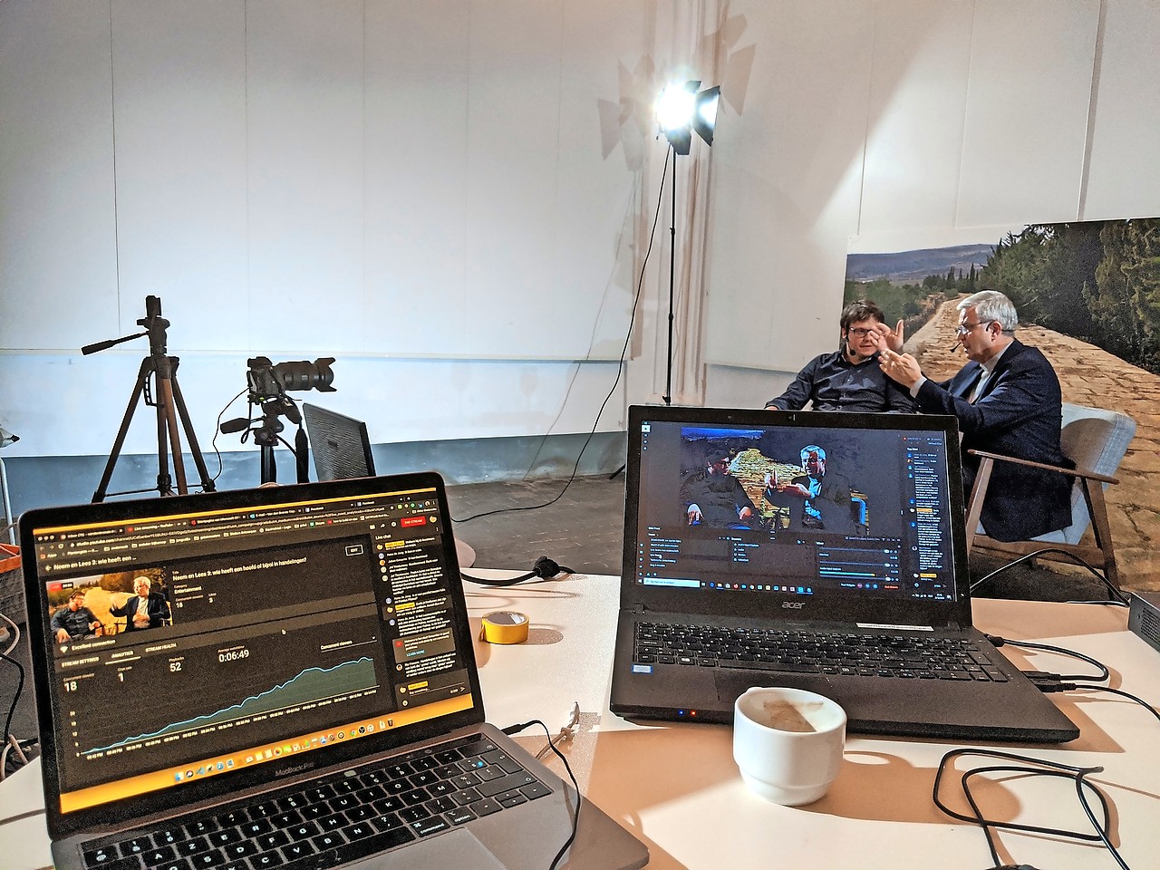 Mgr. Bonny overlegt met David Godecharle voor aanvang van een webinar over Handelingen. © Thijs Van den Brande