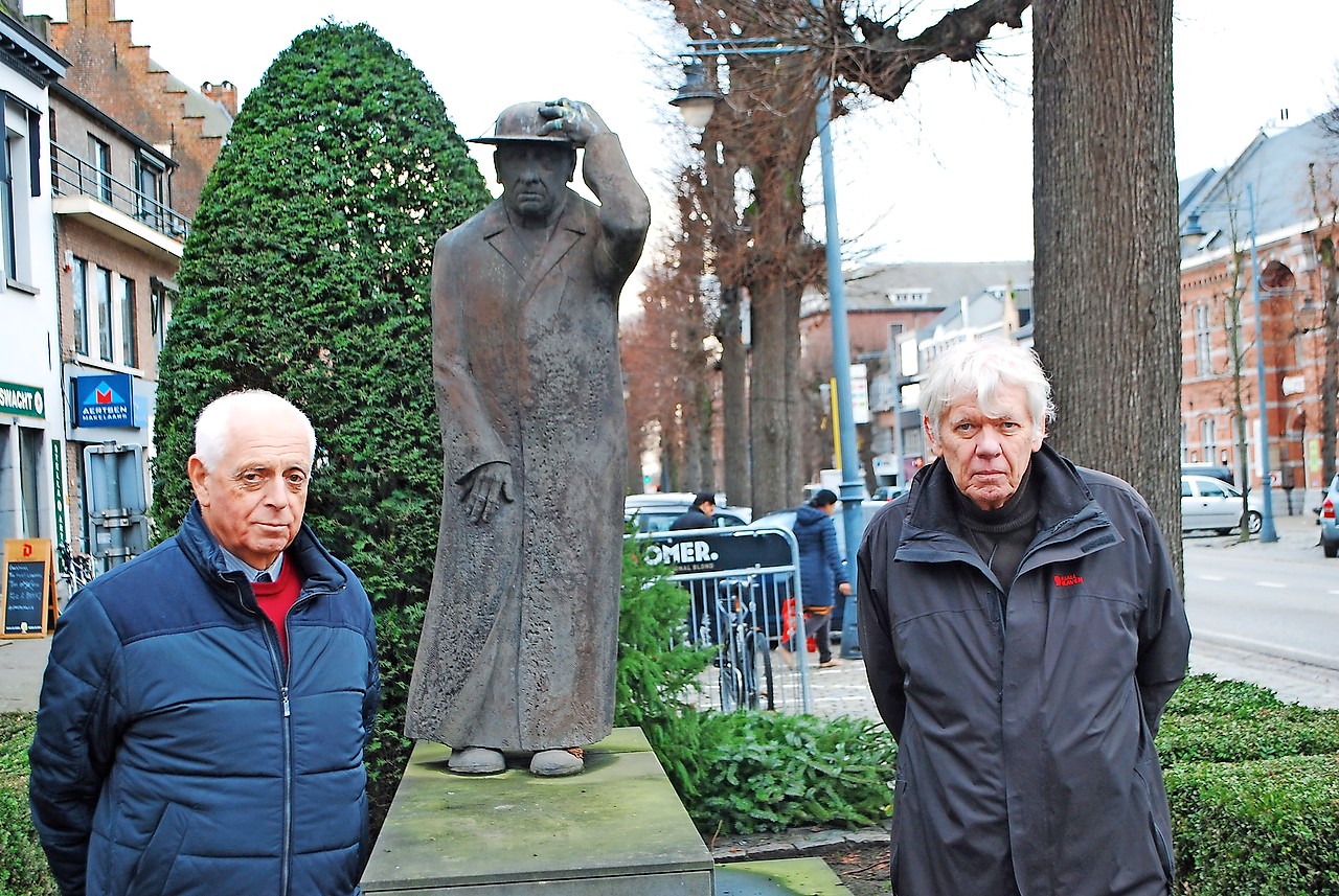 Johan Ooms (links) en Nand Doms bij het standbeeld van deken Jozef Lauwerys. © Filip Ceulemans