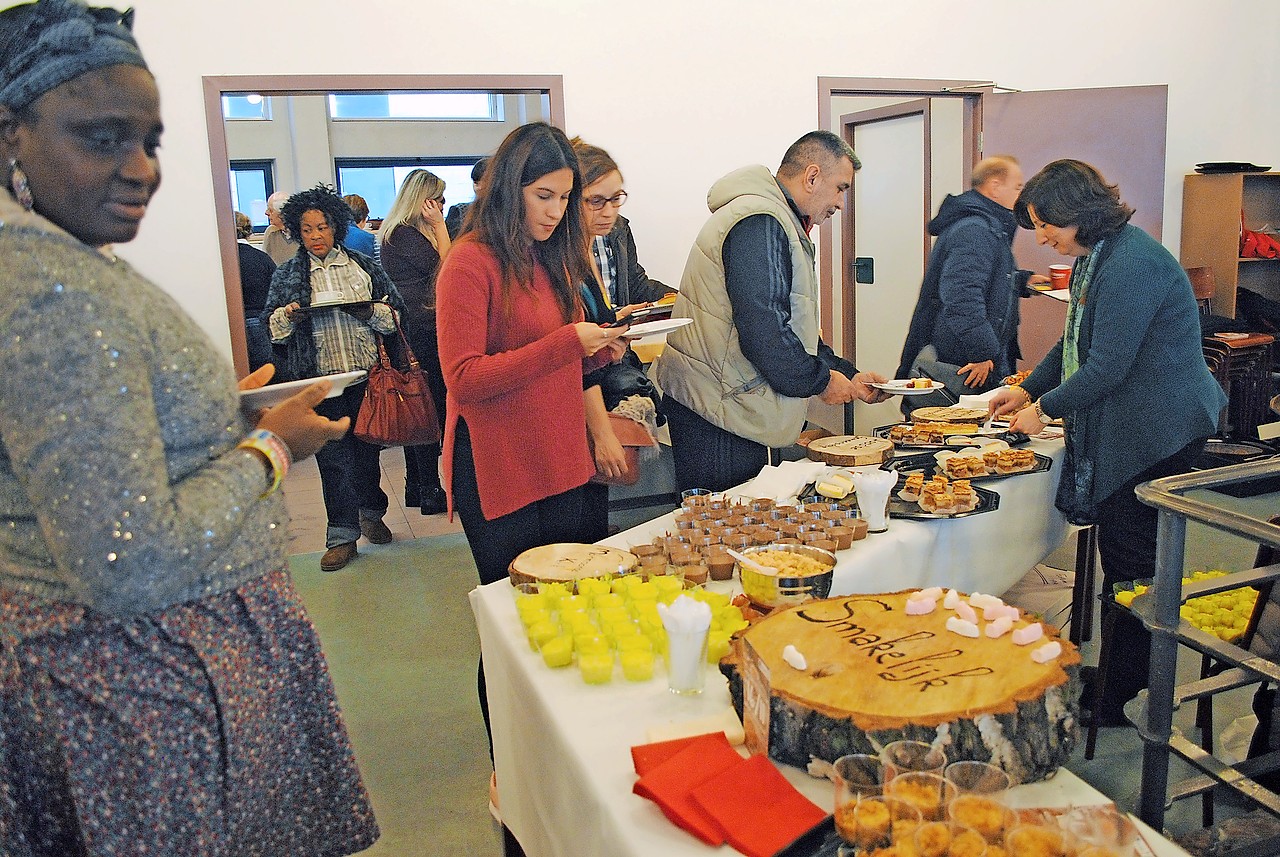 Het interreligieuze dessertbuffet lokte heel wat zoetekauwen. © Filip Ceulemans