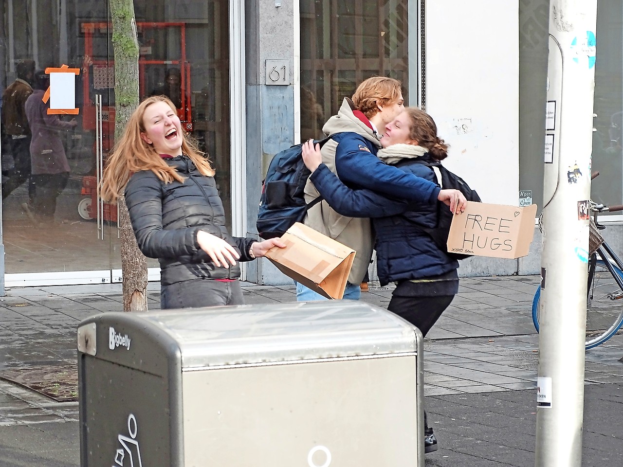 De pret kan niet op bij Joke De Langhe wanneer klasgenoot Stan Frankcx een voorbijganger een knuffel geeft. © Jan Maes