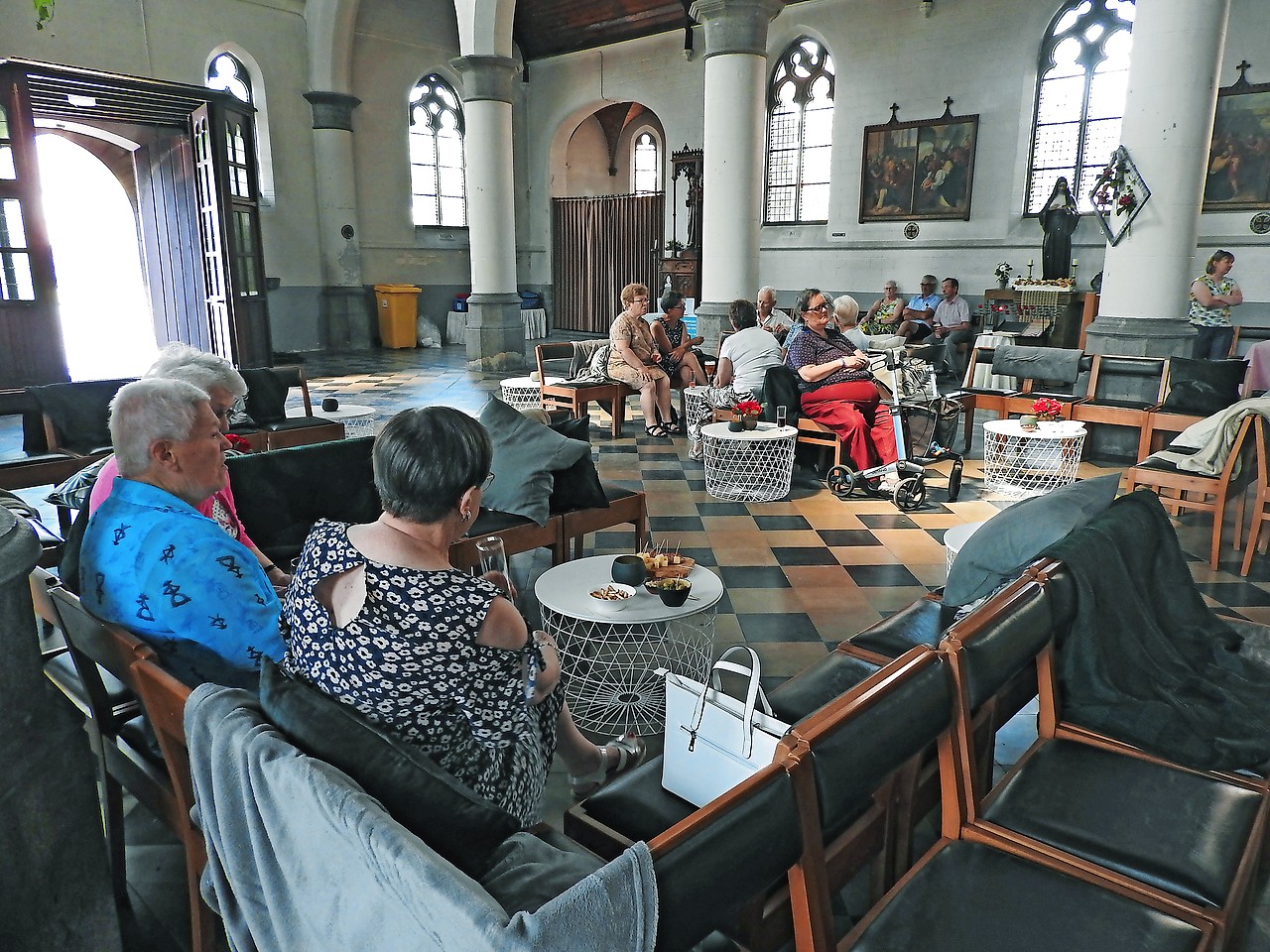 Het startmoment in de Sint-Jozefkerk in Rijkevorsel lokte heel wat parochianen en buurtbewoners. © Johan Govaerts