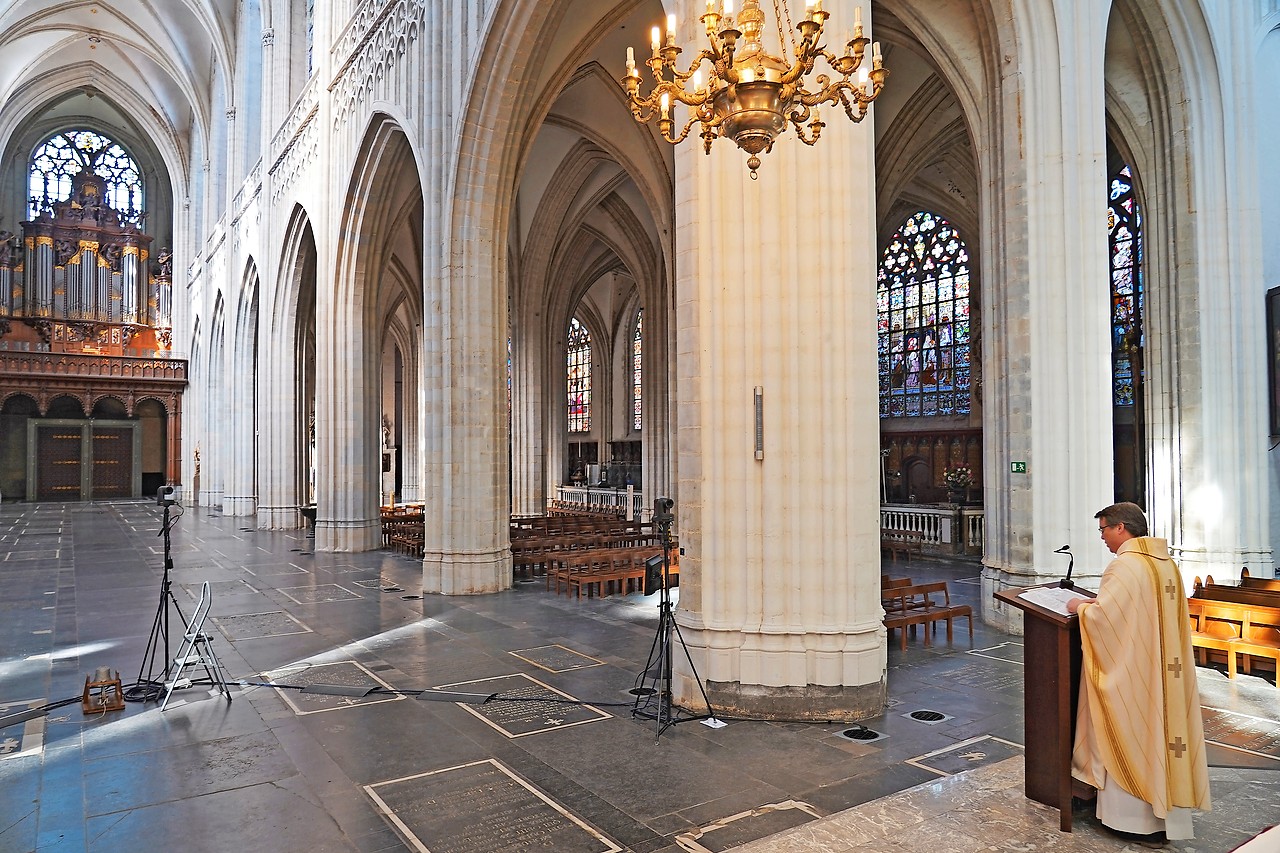 Het beeld van vieringen in coronatijden. Bart Paepen celebreert in een lege Onze-Lieve-Vrouwekathedraal. © Luc Coremans