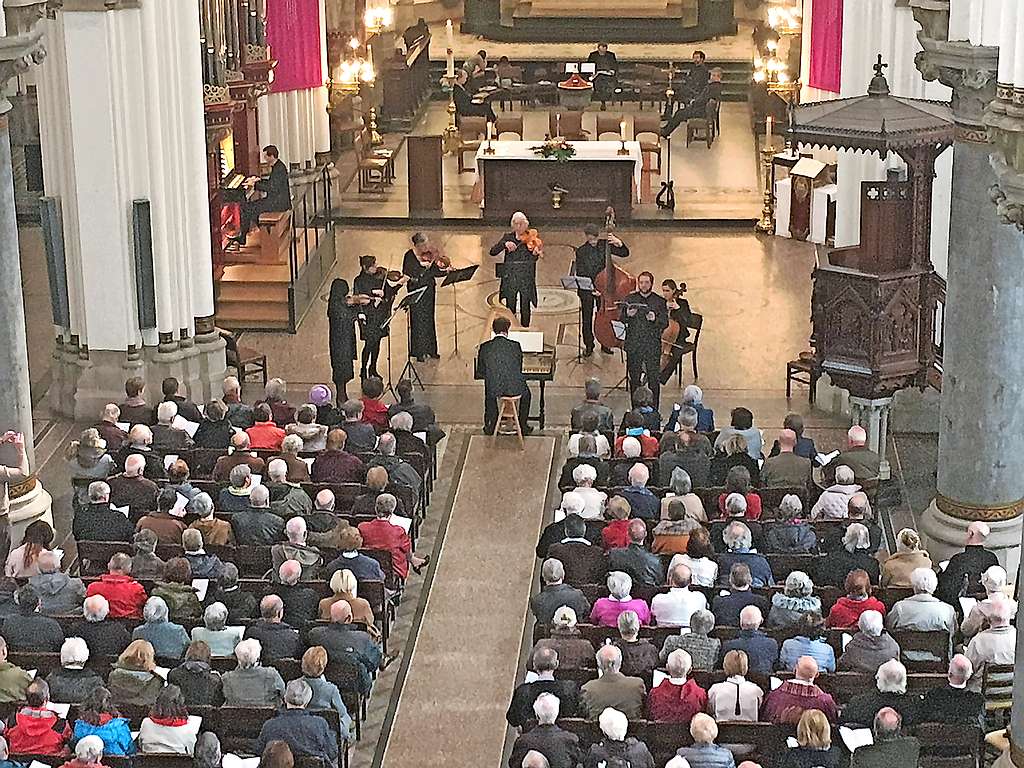 Een bomvolle Sint-Norbertuskerk genietend van een Bachcantatedienst zit er niet meteen in. © Frans Van Looveren