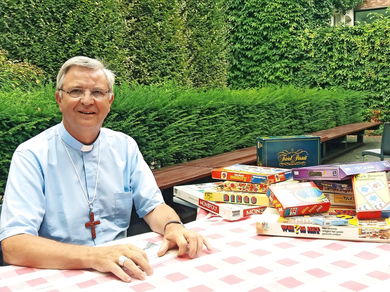 Mgr. Johan Bonny heeft een ruime keuze aan gezelschapsspelletjes om hem op de goede weg te zetten. © Lieve Gommers