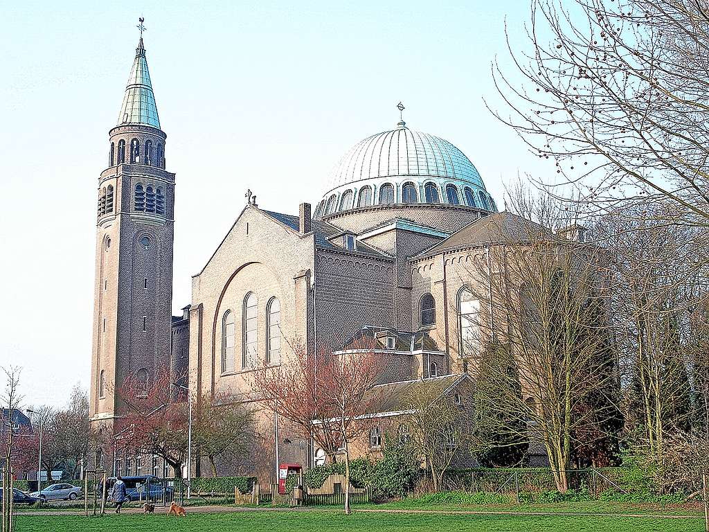 De Kerk heeft een rijk patrimonium, zoals de Onze-Lieve-Vrouw-van-Lourdesbasiliek in Edegem. © Filip Ceulemans