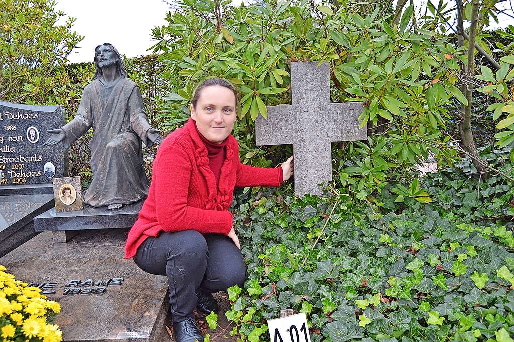 Voor Tamara Ingels heeft elke begraafplaats, zoals hier in Peulis, haar waarde. © Britt Moras