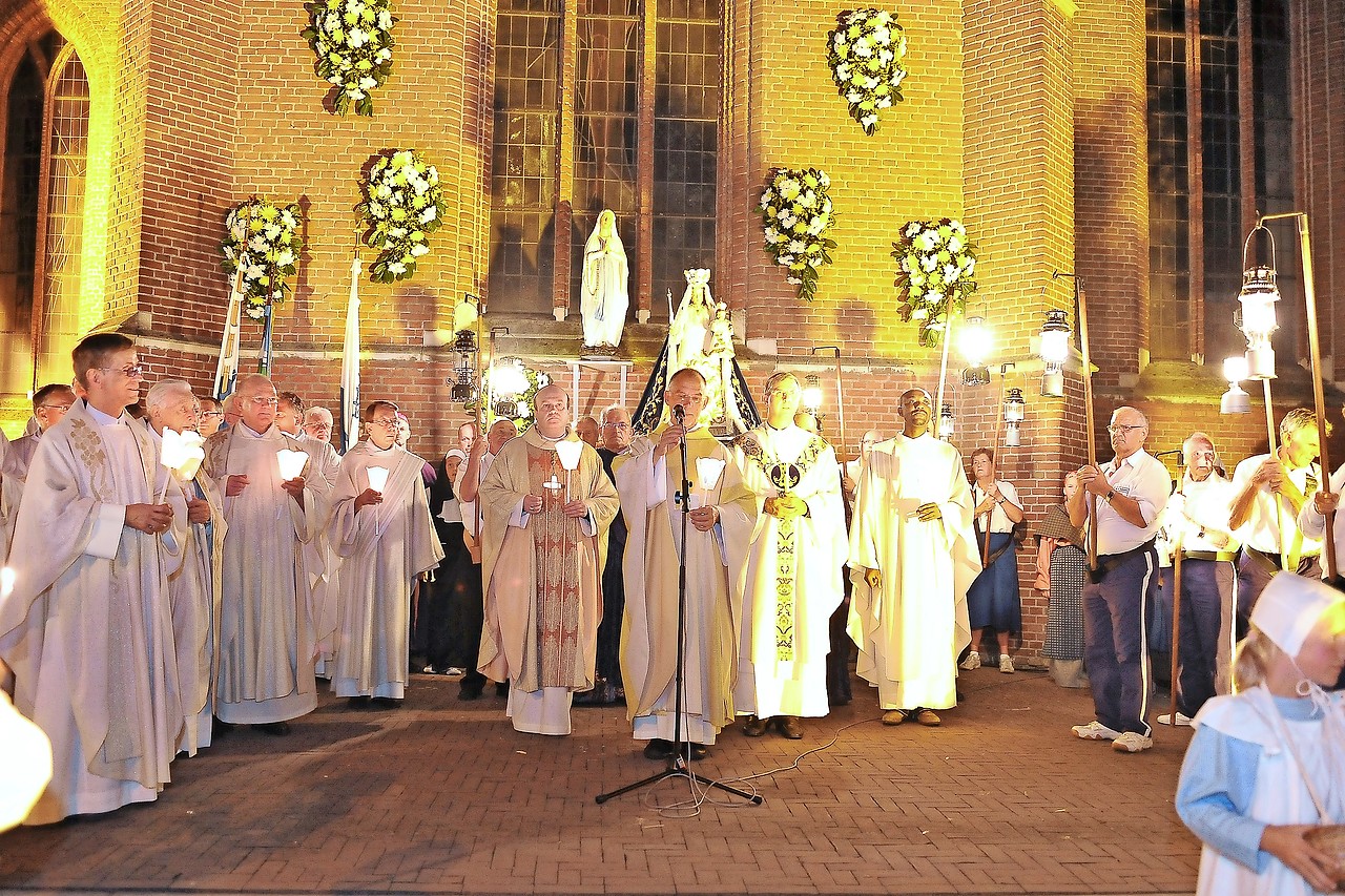 Ook mgr. Johan Bonny was aanwezig op 65ste editie van de Kaarskensprocessie. © Cilia Theeuwes