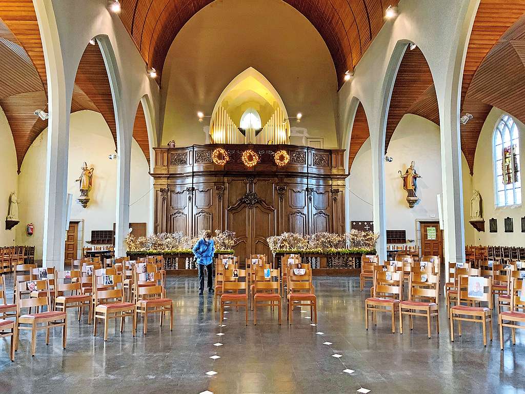 In de aanloop naar Kerstmis waren parochianen ook in de Sint-Niklaaskerk in Dessel aanwezig via hun foto. © Bert Verdonck