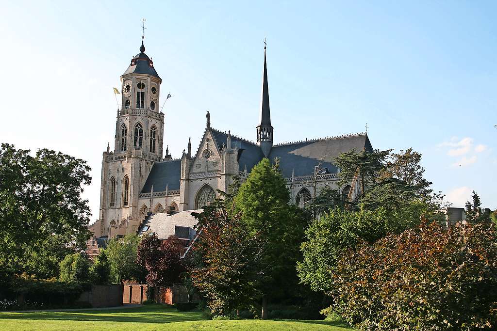 De Sint-Gummaruskerk in Lier was ooit getooid met een sierlijke toren in plaats van de huidige ‘peperbus’. © Filip Ceulemans