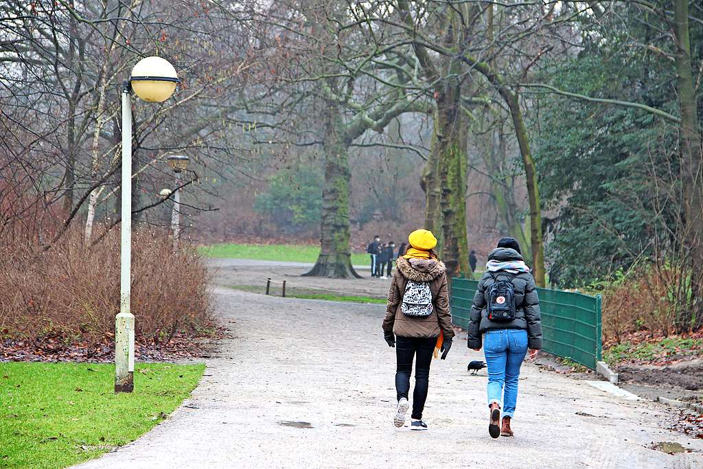 Al wandelend kan het makkelijker praten zijn dan in een spreekkamer. © Jozefien Van Huffel