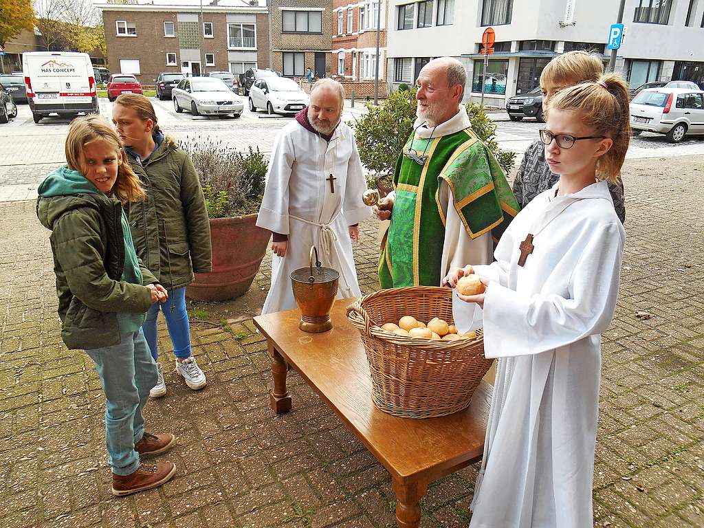 Jean-Marie Houben in precoronatijden aan de slag als diaken. © Jean-Marie Houben