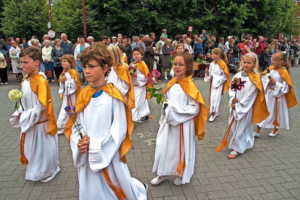 De Sint-Leonardusprocessie in Sint-Lenaarts brengt elk jaar jong en oud samen. © Maarten Gilops