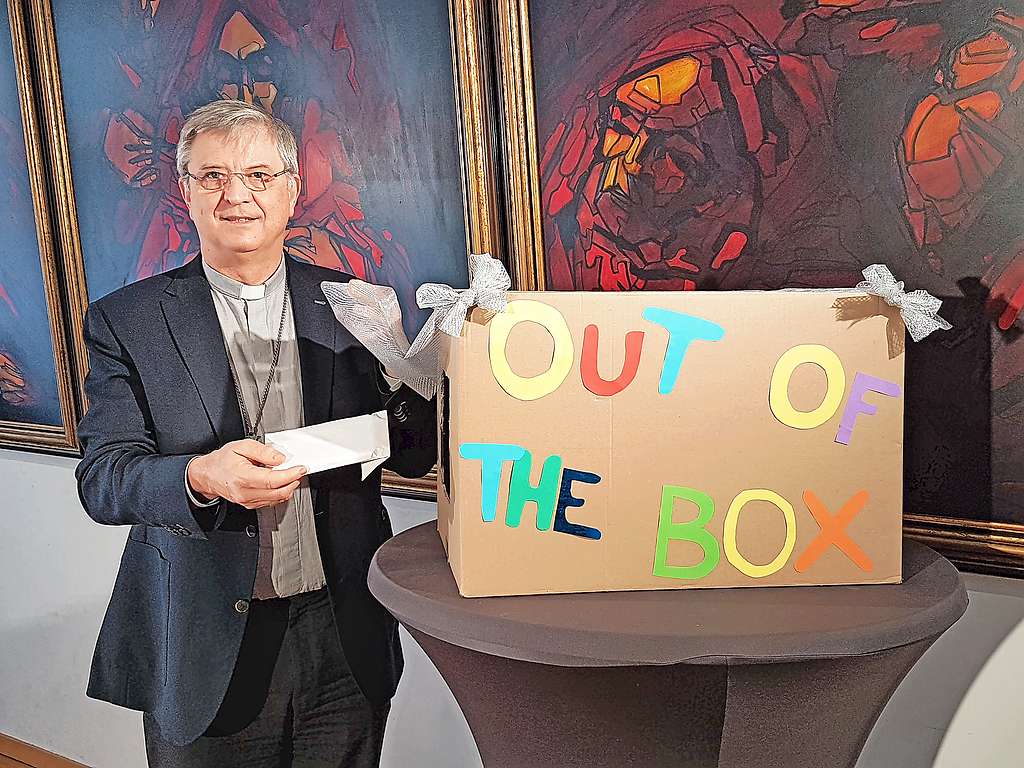 Mgr. Bonny stopt het item dat hij in de vasten wil/kan missen in de ‘out of the box’. © Ilse Van Halst