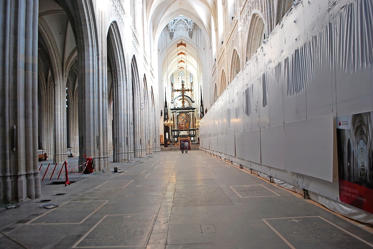 Zonder stoelen, zoals middeleeuwers het ervaarden, lijkt de Onze-Lieve-Vrouwekathedraal nog groter. © Filip Ceulemans