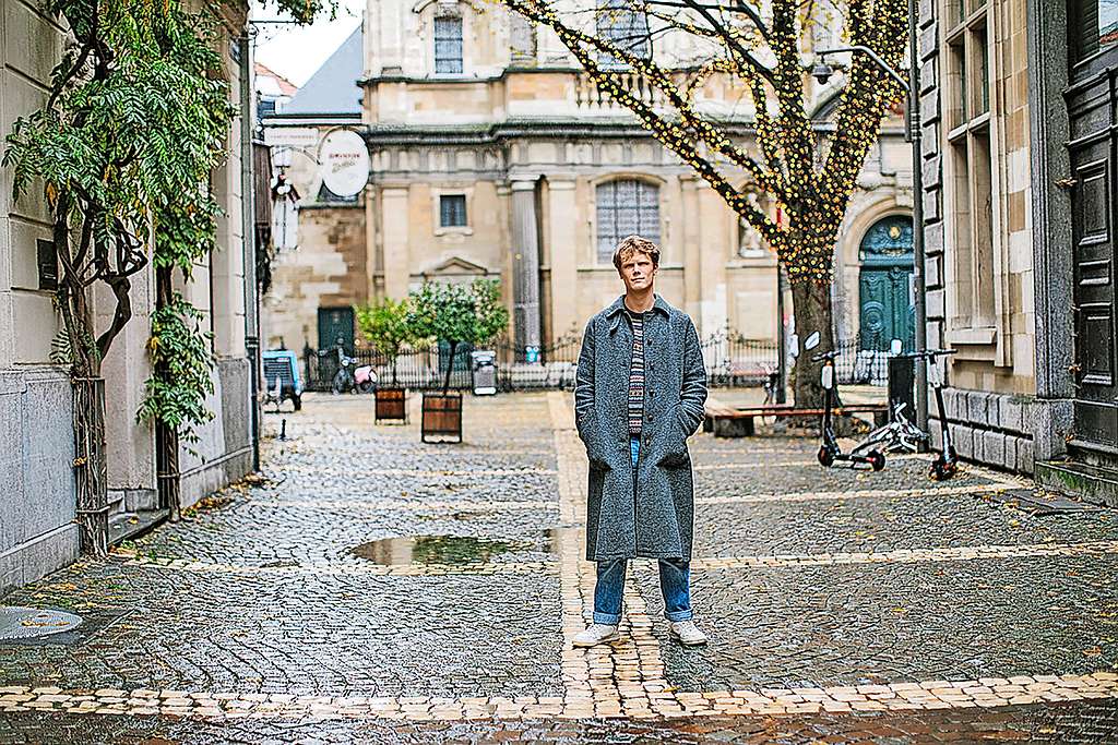 Elias Callewaert klopte tijdens de eerste lockdown op Antwerpse ramen. © Kevin Faignaert