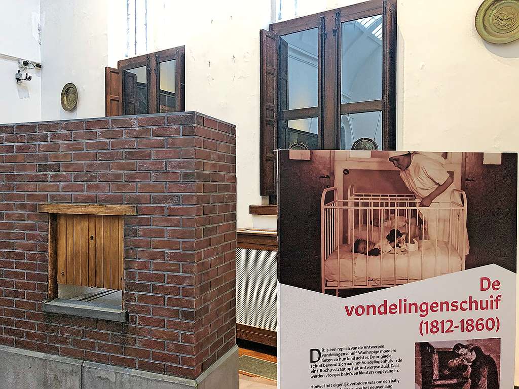 Het Maagdenhuis in Antwerpen presenteert een replica van de negentiende-eeuwse vondelingenschuif. © Dirk Kint