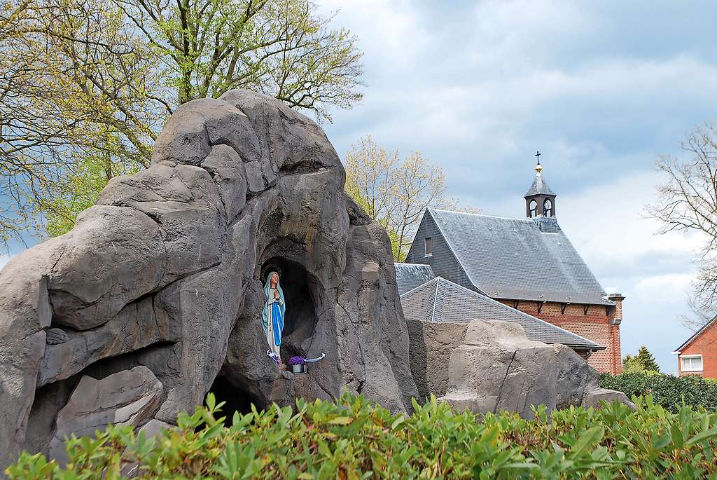 De neogotische kapel op de achtergrond is de kern van het Mariapark in Oostmalle. © Filip Ceulemans