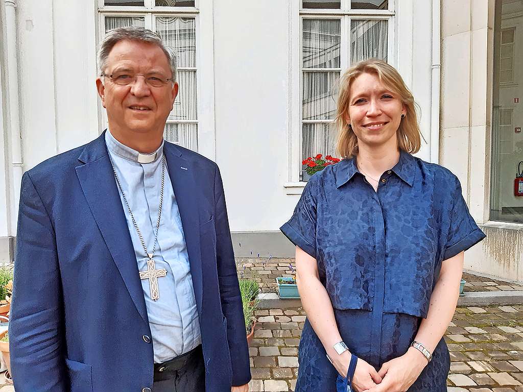 Nathalie Milio (rechts) prijst zich gelukkig met de communicatievaardigheden van bisschop Johan Bonny. © Simonne Van Deun