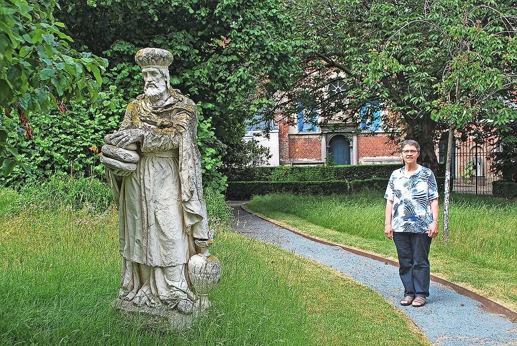 Rita Somers geniet van de rust van het begijnhof, een oase in de stad. © Filip Ceulemans